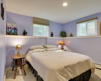 Bethel Chalet with Hot Tub 3 Miles to Sunday River! - Bethel - Bedroom