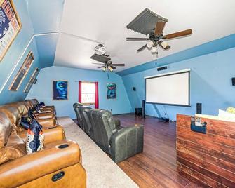 Cozy barn-house retreat w/hot tub 20 minutes to Nashville - Joelton - Living room