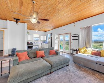 Starry Sky + Serene Setting: Rural New Mexico Gem - Carrizozo - Sala de estar