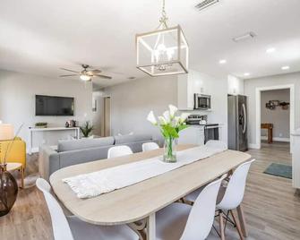 Private 4 Bedroom Home in South Tampa! - Tampa - Comedor