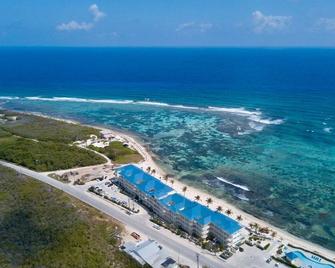 Right on the Beach! Ground Floor 2BD/2BA Condo at Castaways Cove in the East End - East End - Strand