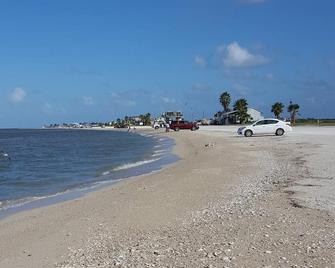 Magnolia Beach cottage good for families or fishing groups - Port Lavaca - Beach
