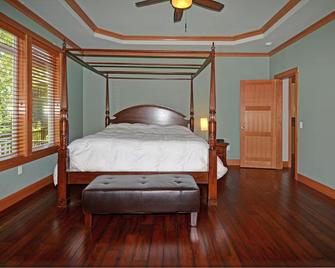 Elegant, Spacious, Private, Waterfront Hood Canal Home - Lilliwaup - Bedroom