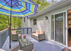 Poconos Family Getaway w/ Fire Pit & 2 Game Rooms - Pocono Summit - Balcón