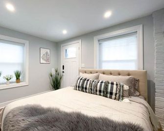 English Basement in Renovated 110 Year Old Row Home - Washington D. C. - Habitación