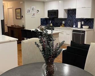 Beautiful Spacious - 2 bedroom, Main Floor Apartment, Backyard and Free Parking - Brooklyn - Kitchen