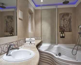 Atlantica Aeneas Resort - איה נאפה - חדר רחצה