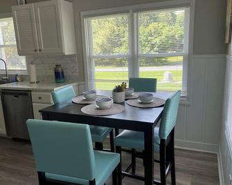 Charming 2-bedroom house with AC, WiFi in welcoming Elon - Elon - Dining room