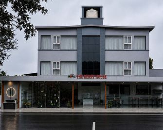 The Berry House - Sātāra - Building