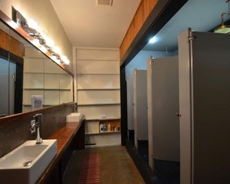 Michie Hostel - Providence - Bathroom