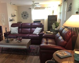 Private Hideaway in Pine Island community Pool and Marina a few steps away. - Bokeelia - Living room