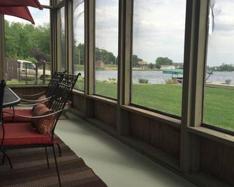 4 bedroom 2800 sq ft. Best view of the Lake! Swim from the yard. - LaPorte - Balkon