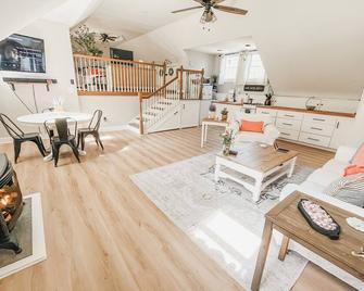 Cozy Comforts! Country living at its finest - just 10 min to downtown Middletown - Haddam - Sala de estar