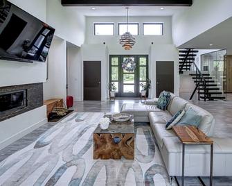 Oasis in the Woods! Modern home-just mins to I71, I77 & I76 Close to Cleve-Akron - Seville - Living room