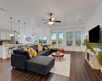 New Modern Bohemian Home Minutes from Epic Waters Indoor Park, Andretti Indoor Karting & Games, AT&T Stadium, Globe Life, Six Flags, Texas Life - Grand Prairie - Sala de estar