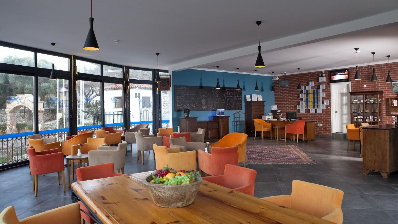 Maya Bistro Hotel & Beach