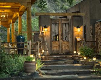 Comfort and serenity in the heart of Georgia O'Keeffe country. - Abiquiu - Edificio