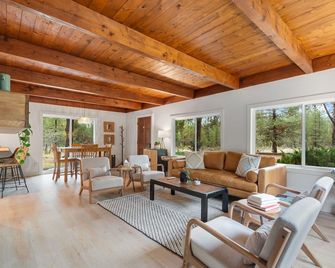 Modern & Beautiful Cabin w/Hot TubbrSerene location and comfortable stay - La Pine - Living room