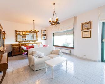 San Silvestro - Bright Home with Private Parking! - 佩斯卡拉 - 客廳