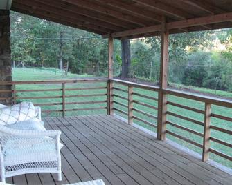 Country Home with large covered deck & plenty of space for family and friends! - Russellville - Balcony