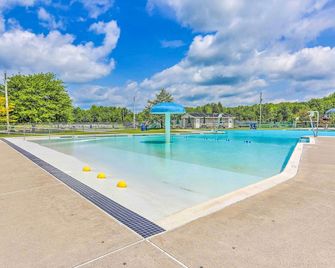 Pet-Friendly Cabin with Hot Tub in Pocono Lake! - Pocono Pines - Pool