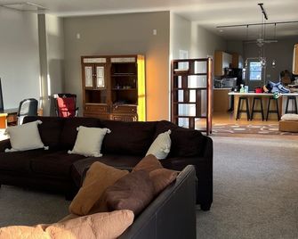 2-bedroom apartment w/WiFi in Downtown Berlin Above a Coffee Shop! - Berlin - Sala de estar
