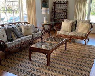 2 Block walk to the beach - Spring Lake - Living room