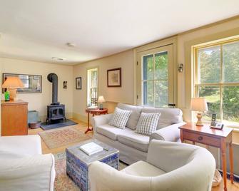 Warren Vacation Rental about 3 Mi to Sugarbush Resort! - Warren - Wohnzimmer