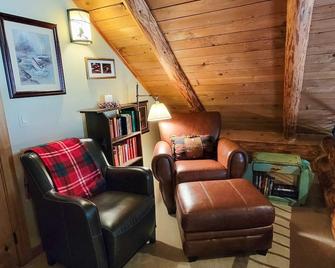 Goat Wall Cabin: log cabin retreat on the meadow - Mazama - Living room