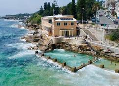 Walk to Coogee Beach Apartment Retreat - Sydney