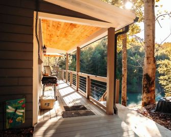 Cozy Cardoness Cabin on Private Lake! - Linden - Balcón