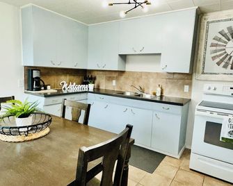 Cozy retreat 30 mins from Waterton National Park and Castle Ski Resort - Pincher Creek - Kitchen