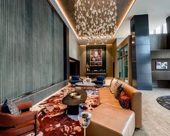 Stylish Condo at Clarendon with Rooftop Views - Arlington - Salon