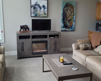 Year-Round Getaway in Windermere B.C. - Enjoy the Lake and Mountains! - Windermere - Living room