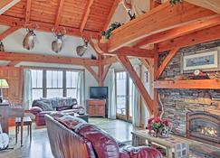 South Dakota Home - Private Lake, Canoe and Fire Pit - Spearfish - Living room