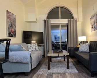 Cozy Condo & Invermere BC & Mountains & Lake view & Pool open ! & Hottub & AC - Invermere - Living room