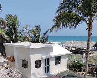 Beach Front House In Crucita - Crucita - Vista del exterior