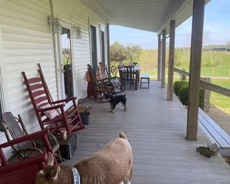 1884 Farmhouse at Donkeytown Designed for large get togethers! - Heltonville - Balcony