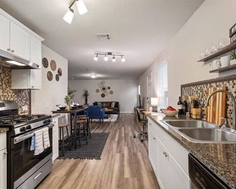 Exceptional Escape Fast Wifi & Fully Loaded - San Antonio - Kitchen