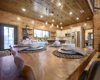 Luxury Cabin | Hot Tub | Pool Table | 2 King Suites | In Heart of Hochatown - Broken Bow - Eetruimte
