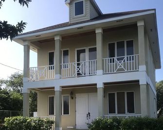 7 mins walk to beach. Very private cottage w/ electric gate access. Ground floor - Nassau - Building