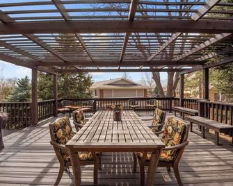 Relaxing Escape + Large Deck - 12 Min to Red Rocks - Lakewood - Patio
