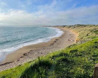 Coninbeg Holiday Cottage By Trident Holi - Kilmore Quay - Beach