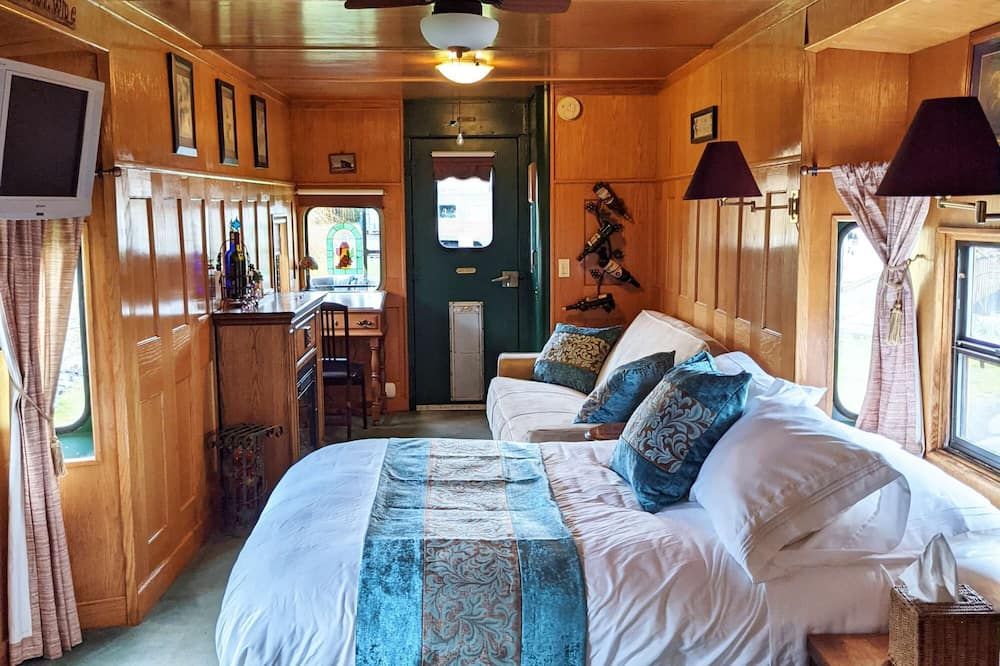 Grape Escape at Olympic Railway Inn - Pet Friendly - Sequim - Living room