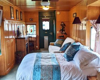 Grape Escape at Olympic Railway Inn - Pet Friendly - Sequim - Living room