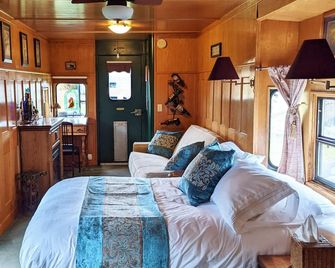 Grape Escape at Olympic Railway Inn - Pet Friendly - Sequim - Living room