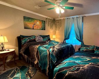 Bohemian Cottage, King Bed, RV Boat Trailer Parking, Perfect for Longer Stays! - Magnolia