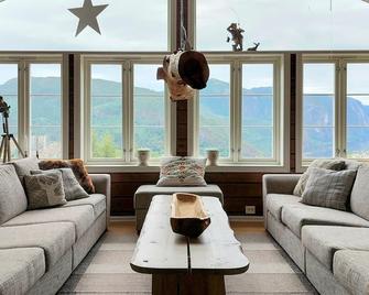 Lovely home in Rysstad - Rysstad - Living room