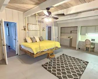 Fully Furnished Vicksburg Home Sleeps 10 - Vicksburg - Bedroom