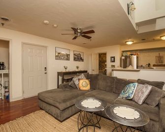 Downtown Old City Stylish & Centrally located Historic loft - Knoxville - Living room